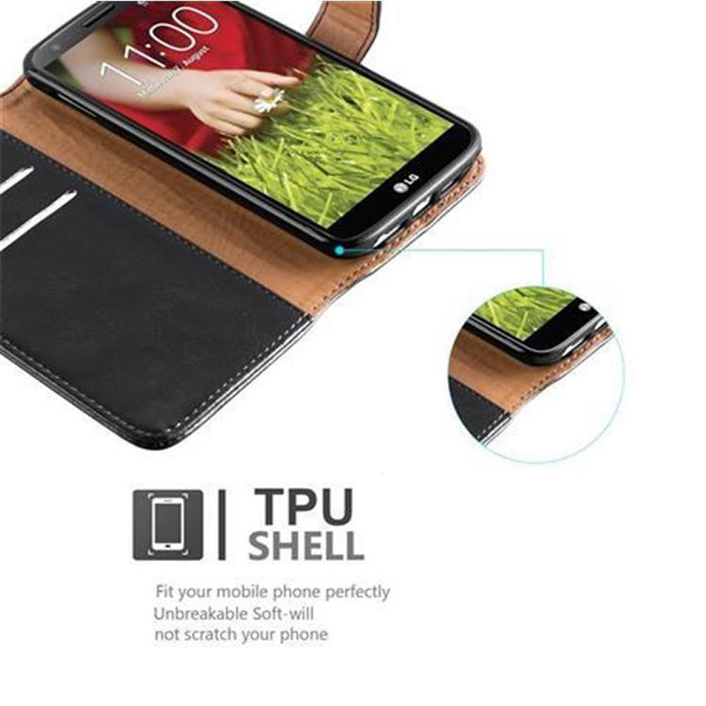 Telefon in einer braunen und schwarzen Hülle, der Bildschirm zeigt eine Uhr.