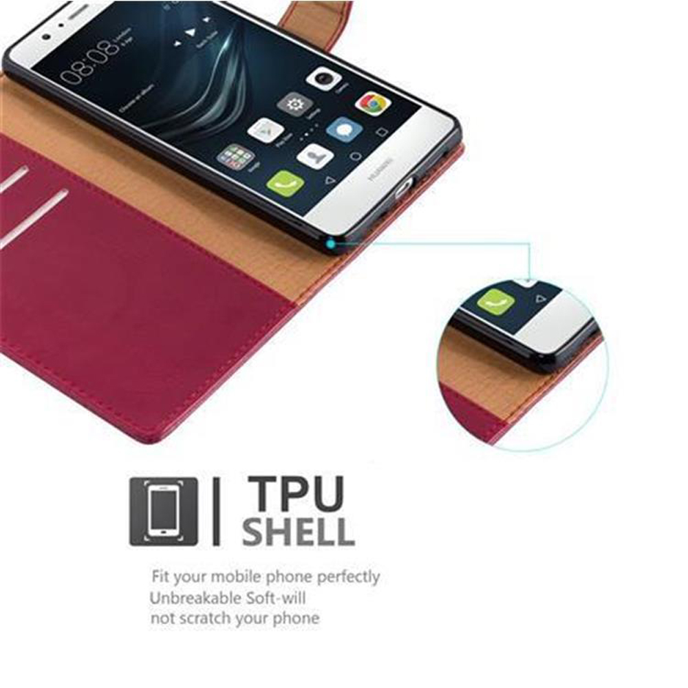Un teléfono blanco se encuentra en una funda burdeos y marrón claro. El teléfono tiene iconos visibles en la pantalla.