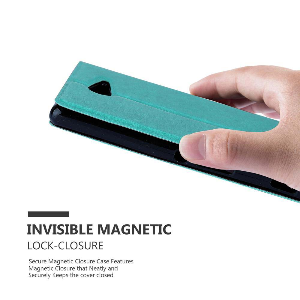 Mano sosteniendo una funda de teléfono verde azulado con cierre magnético invisible.