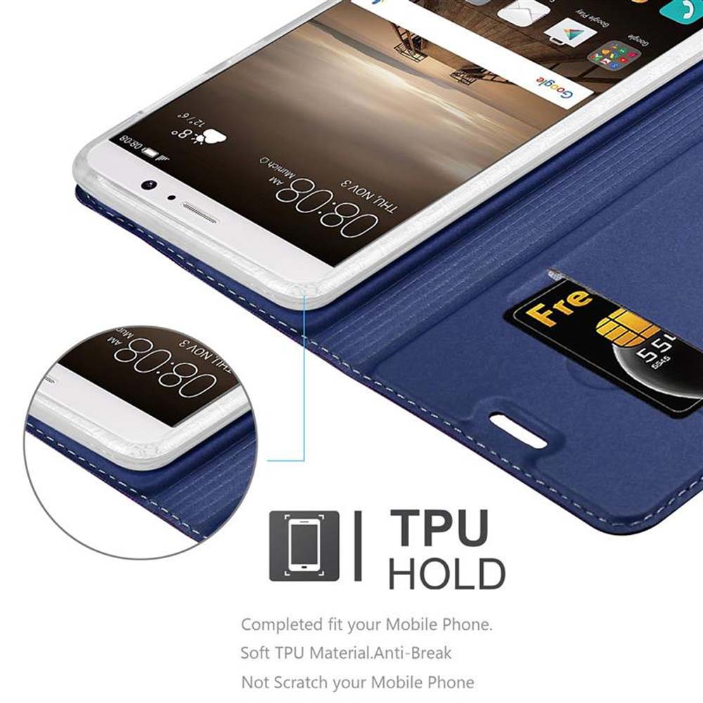 Un teléfono está en una funda azul. Hay una tarjeta de crédito en la funda. La hora se muestra en el teléfono.