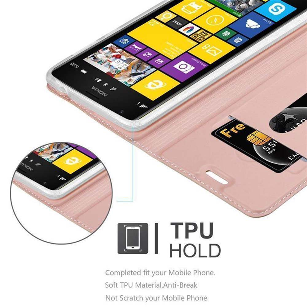 Smartphone in custodia rosa con fessura per carte. Una carta di credito è visibile. Sfondo bianco.