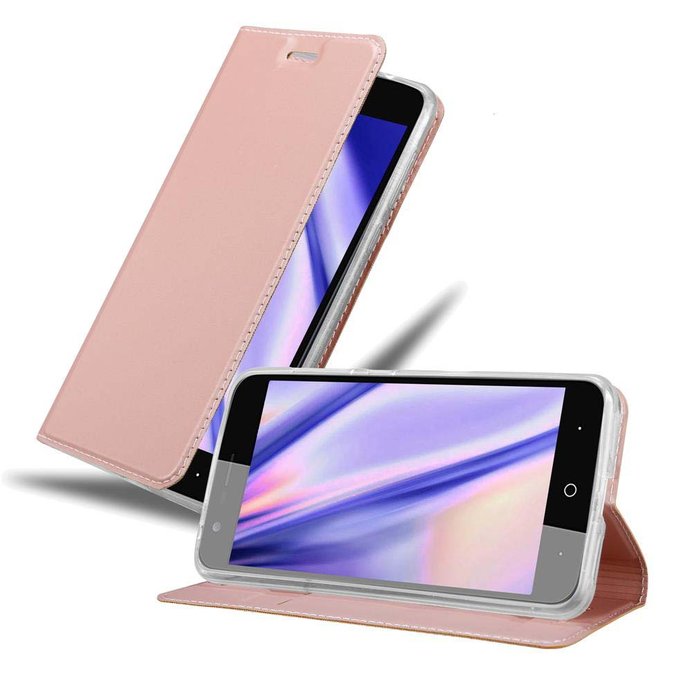 Funda rosa para teléfono, abierta. Teléfono en la funda. En superficie blanca.