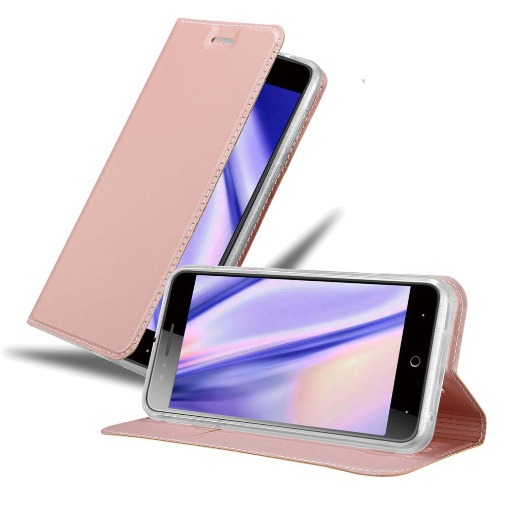 Fundas rosas para teléfono. Dos fundas cerradas, una abierta. Fondo: blanco.