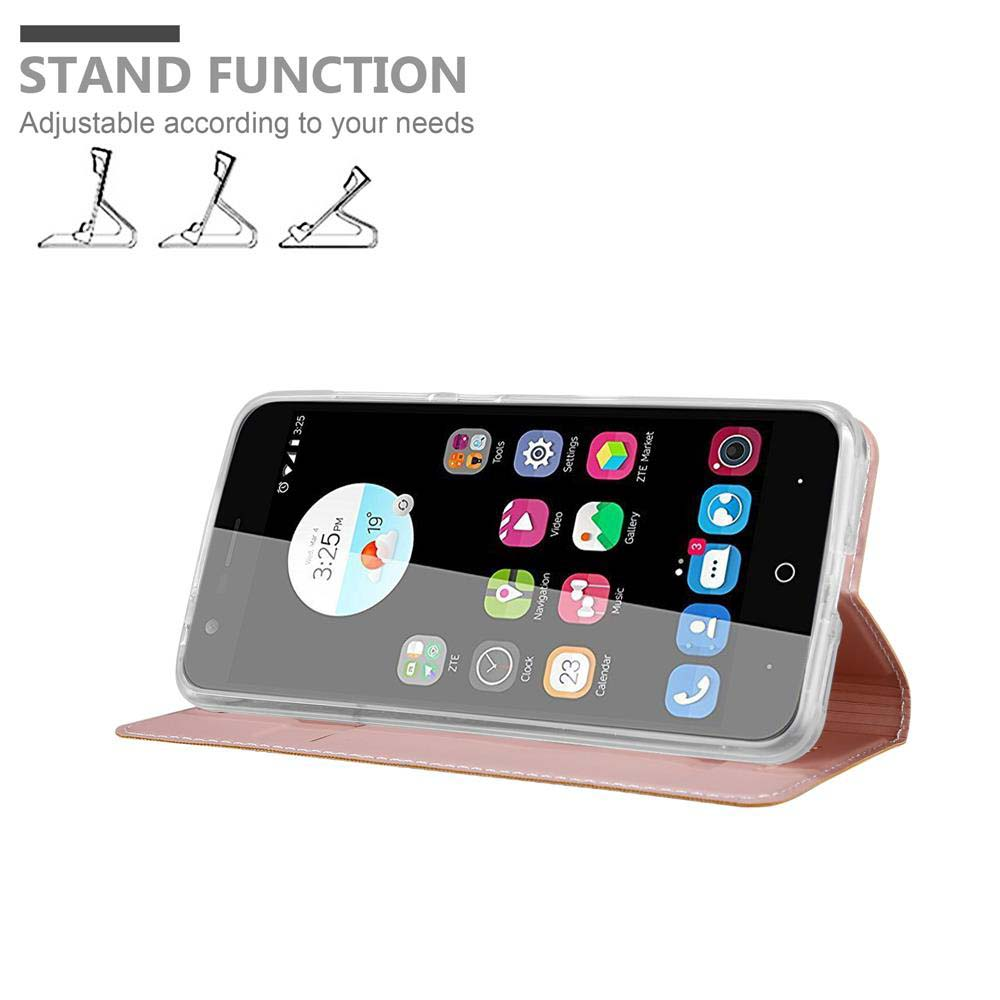 Teléfono en una funda rosa con función de soporte. Se muestra la pantalla. El soporte está abierto.