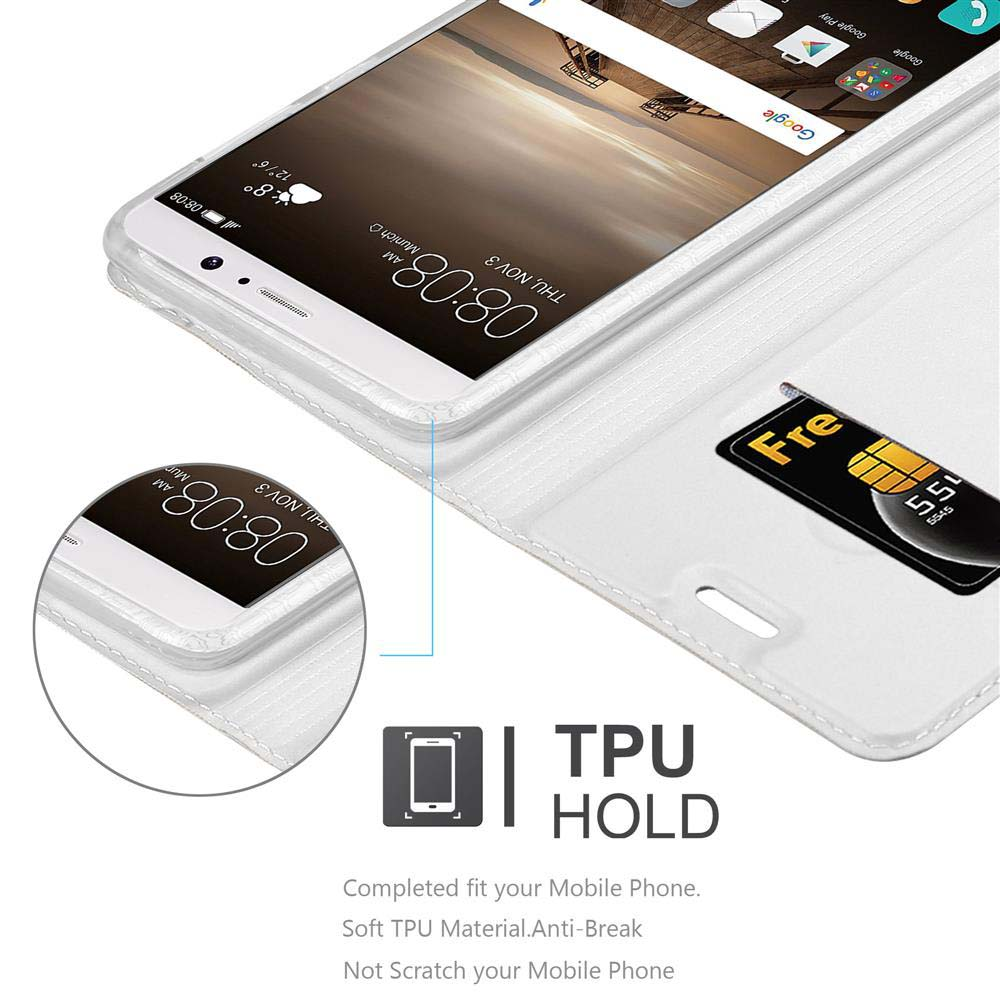 Un teléfono está en una funda blanca. Hay una tarjeta de crédito en la funda. La hora se muestra en el teléfono.