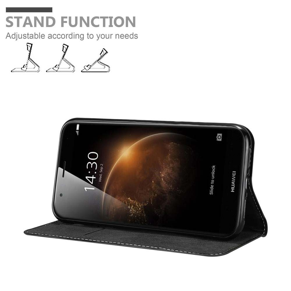 Teléfono en funda con soporte. La pantalla muestra la hora. La funda es negra.