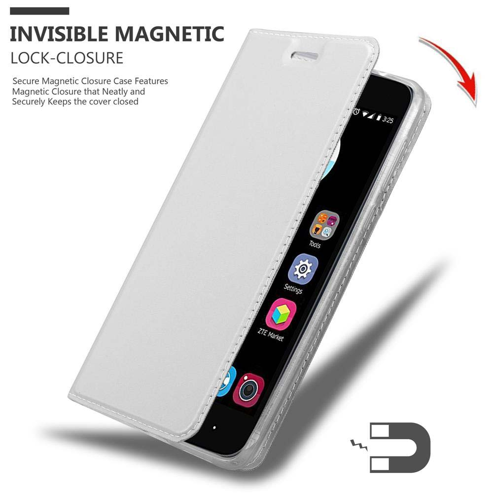 Funda blanca con teléfono dentro, cierre magnético y teléfono negro.