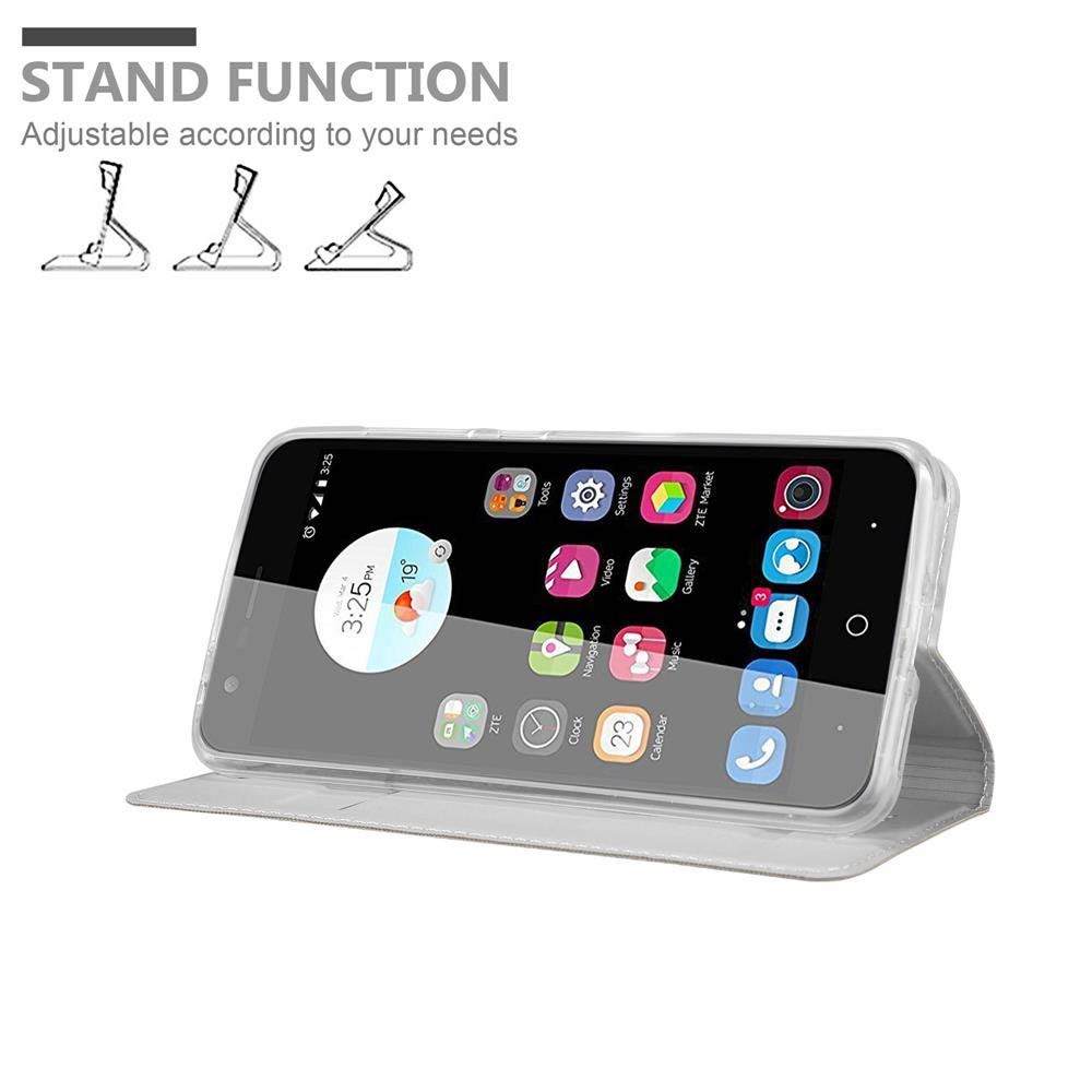 Un teléfono en una funda transparente, en un soporte. La pantalla del teléfono está encendida, mostrando la interfaz.