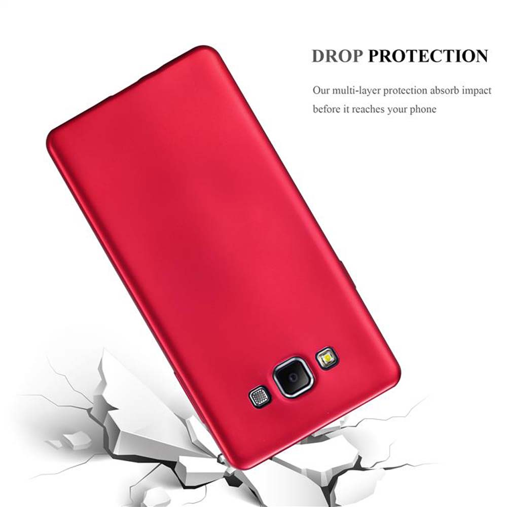 Una funda roja con un teléfono rojo dentro, cayendo sobre un suelo agrietado, concepto de protección contra caídas.