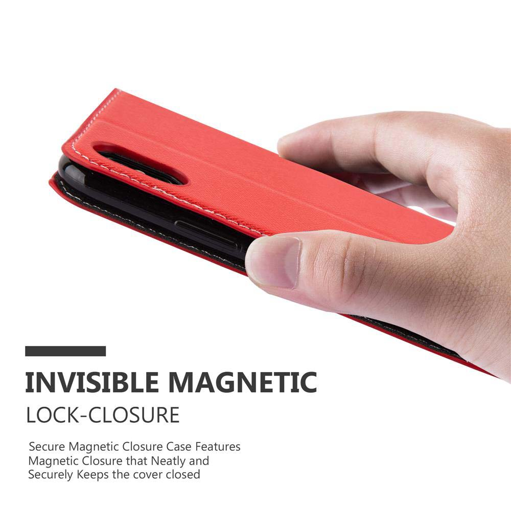 Eine Hand, die eine rote Handyhülle hält. Der Text lautet: INVISIBLE MAGNETIC LOCK-CLOSURE.