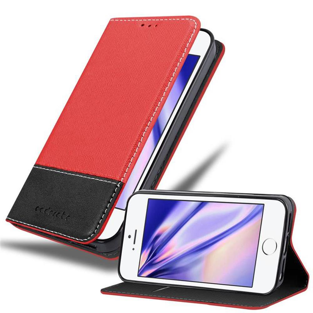 Funda de teléfono roja y negra, cerrada y abierta. La pantalla del teléfono es visible en la funda. La funda tiene la palabra "cacciolo".