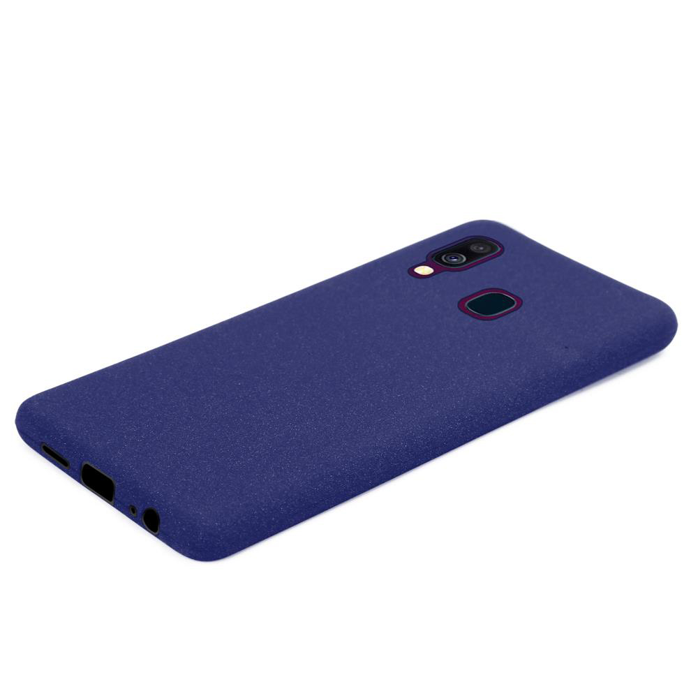 Custodia blu. La custodia ha fori per la fotocamera e altre funzioni del telefono.