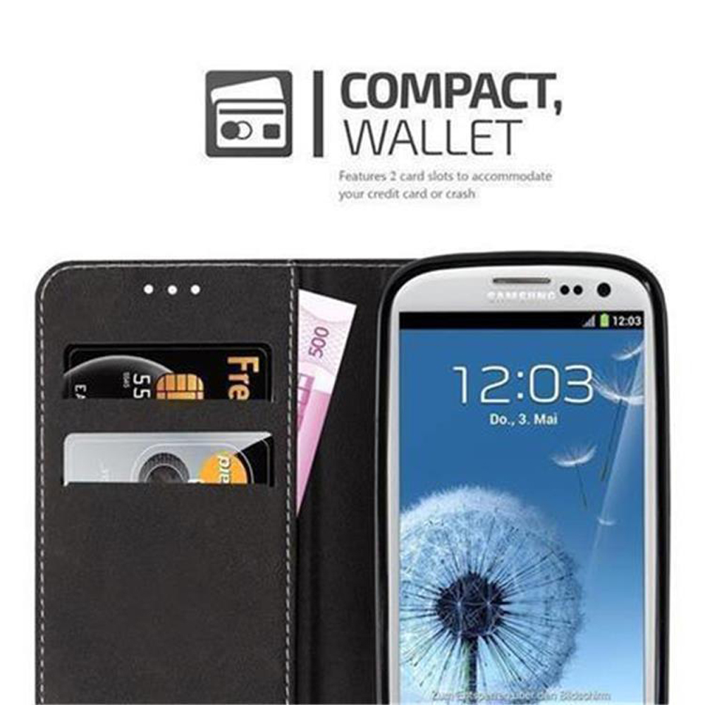 Un telefono dentro una custodia nera, con due fessure per carte visibili e un'etichetta che dice COMPACT, WALLET.
