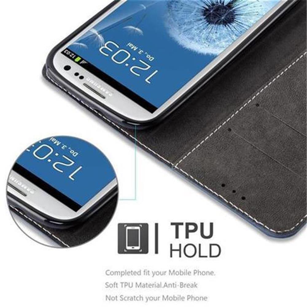 Telefono in custodia nera con schermo che mostra l'ora. Sfondo bianco.