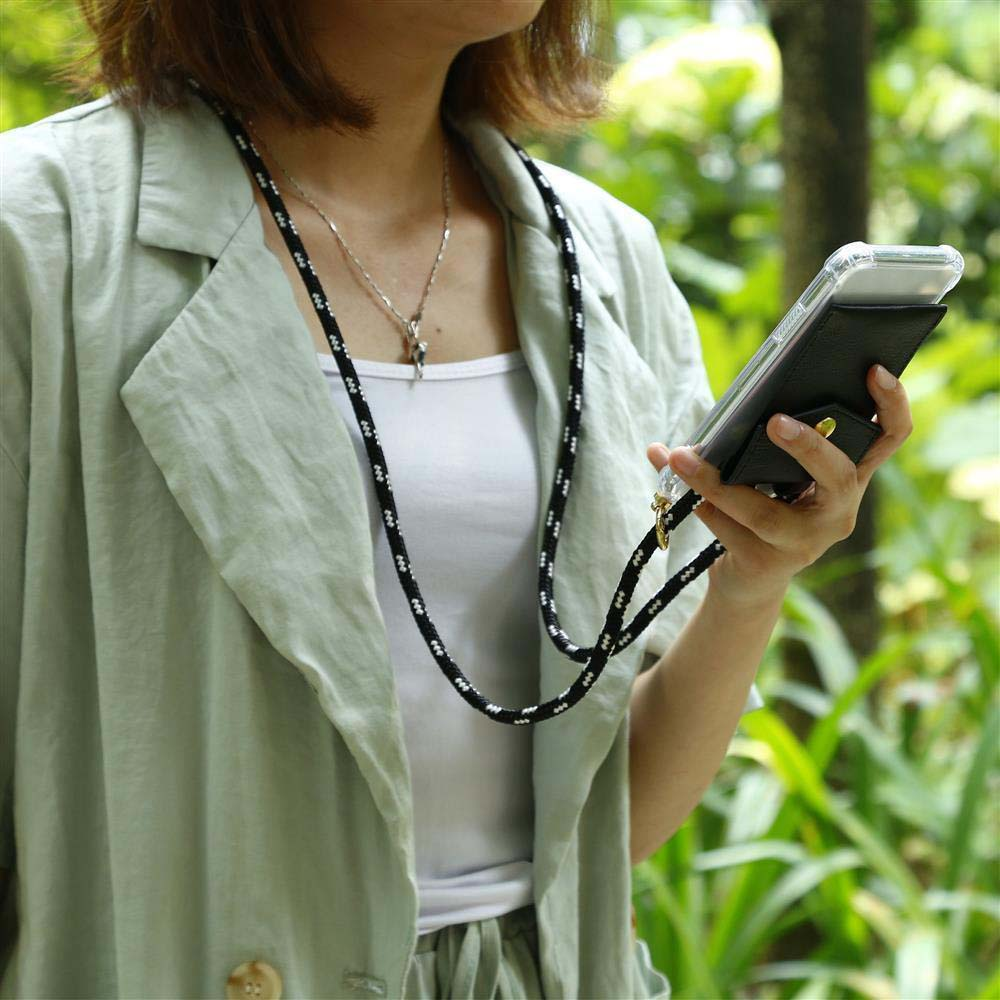 Donna che tiene in mano un telefono in una custodia con un cordino. Indossa una giacca verde chiaro e una maglia bianca.