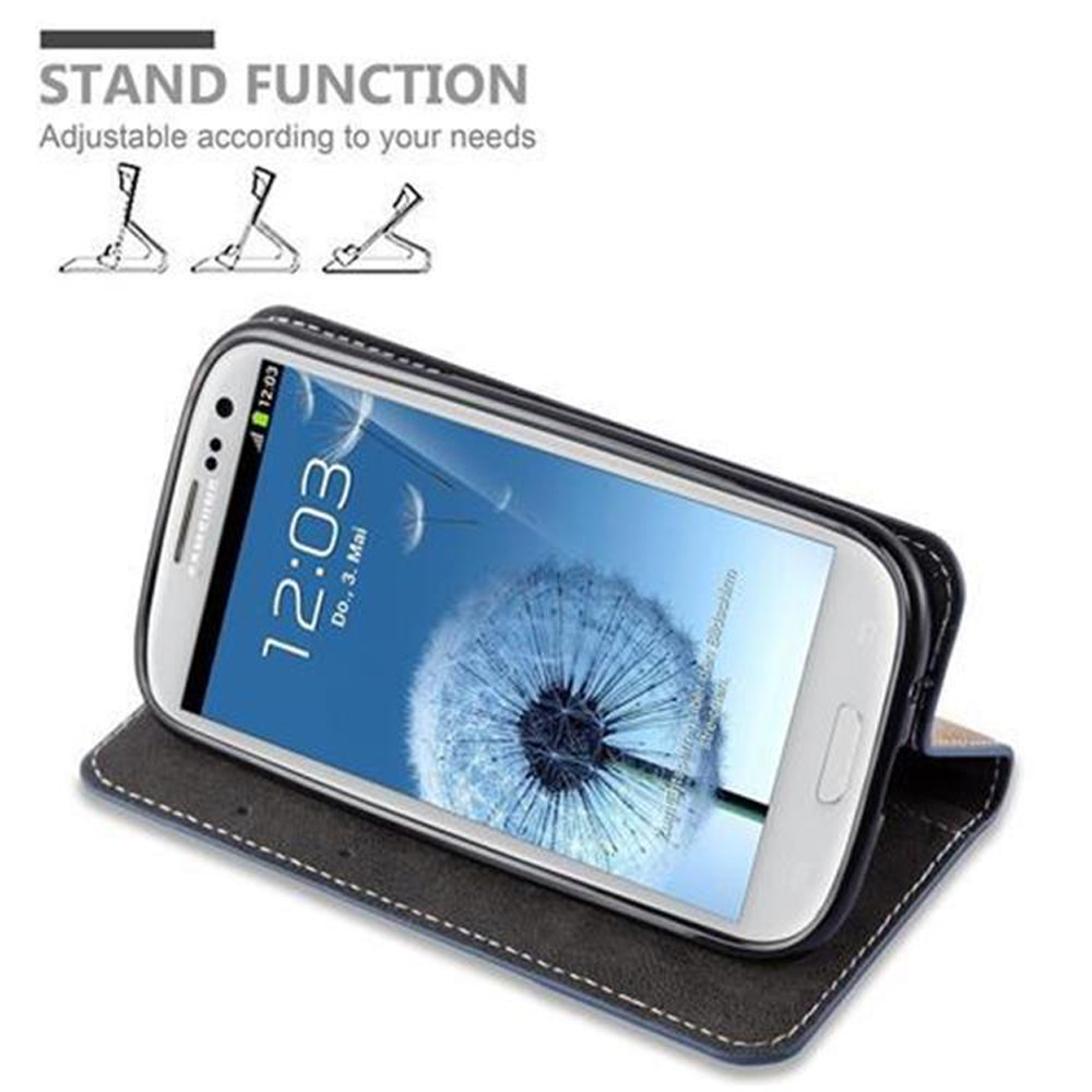 Telefono in custodia con supporto. Lo schermo mostra l'ora e un'immagine di dente di leone.