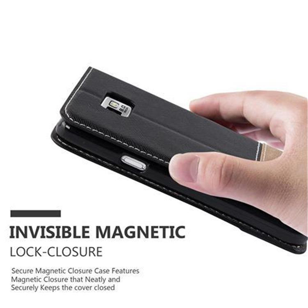 Eine schwarze Handyhülle, die von einer Hand geschlossen wird, mit Magnetverschluss.