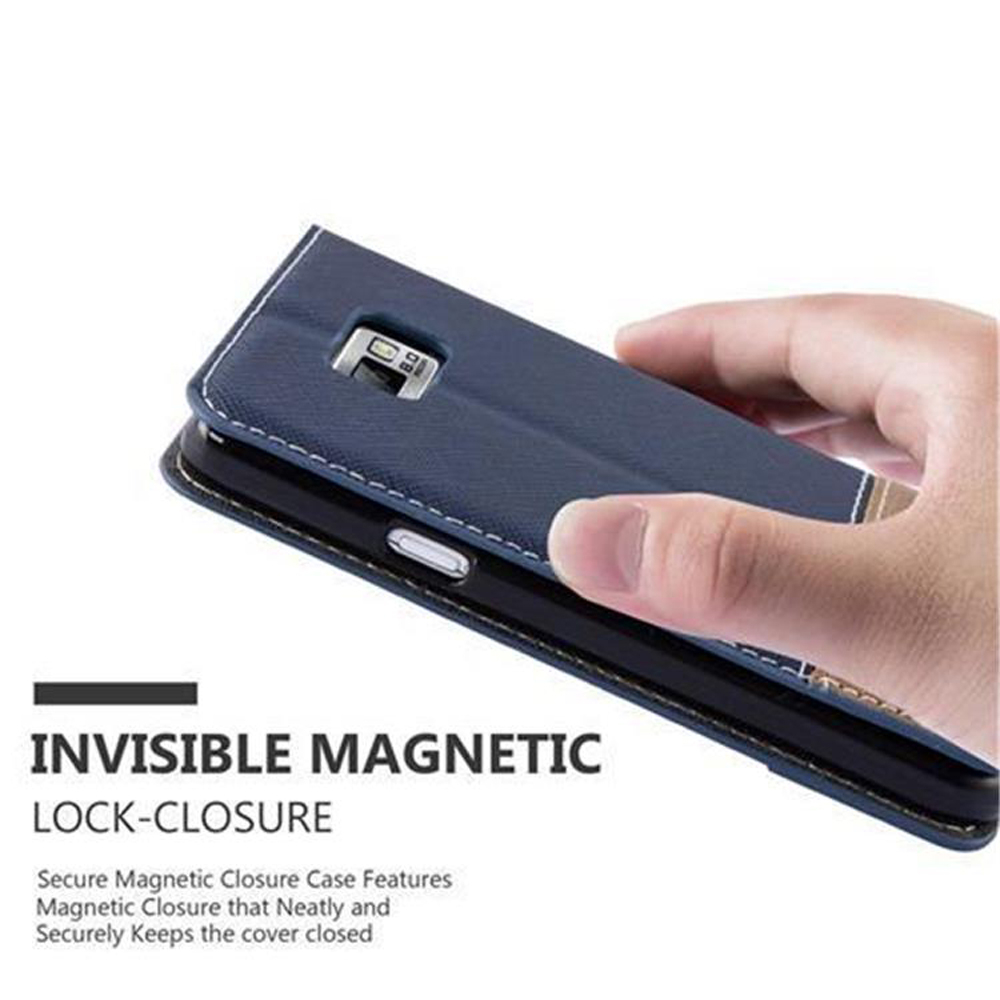Ein Telefon in einer blauen Hülle, die geschlossen ist. Eine Hand hält es. Weißer Hintergrund.
