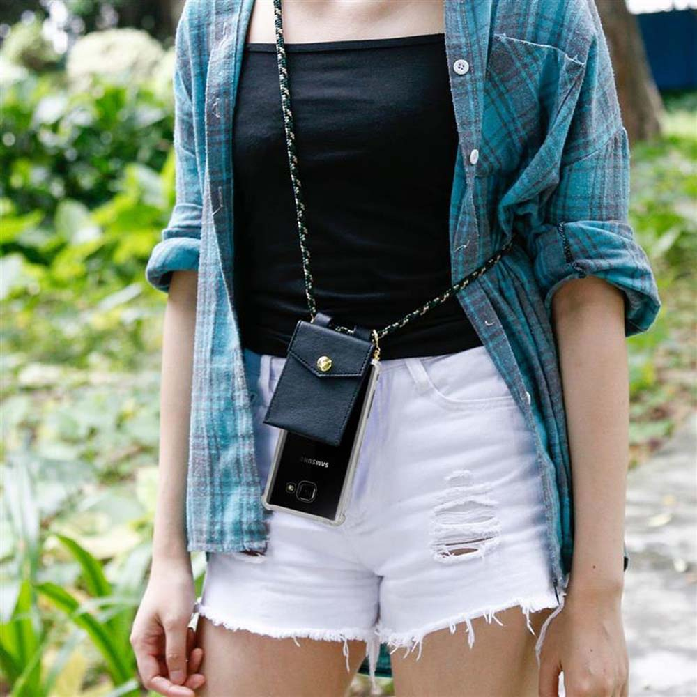 Una donna indossa una collana con custodia per telefono. Indossa una camicia a quadri blu e pantaloncini bianchi. Il telefono è visibile.