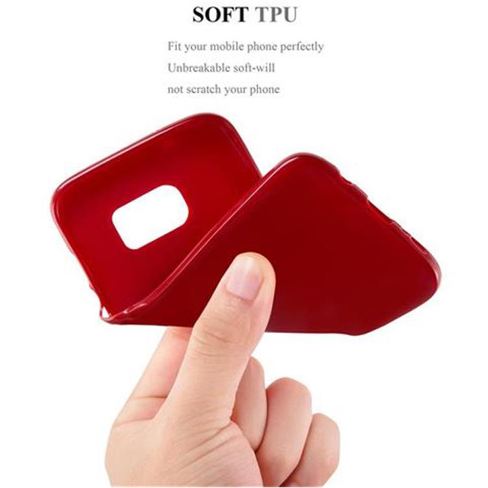 Mano che tiene una custodia rossa per telefono. Testo 'SOFT TPU'.