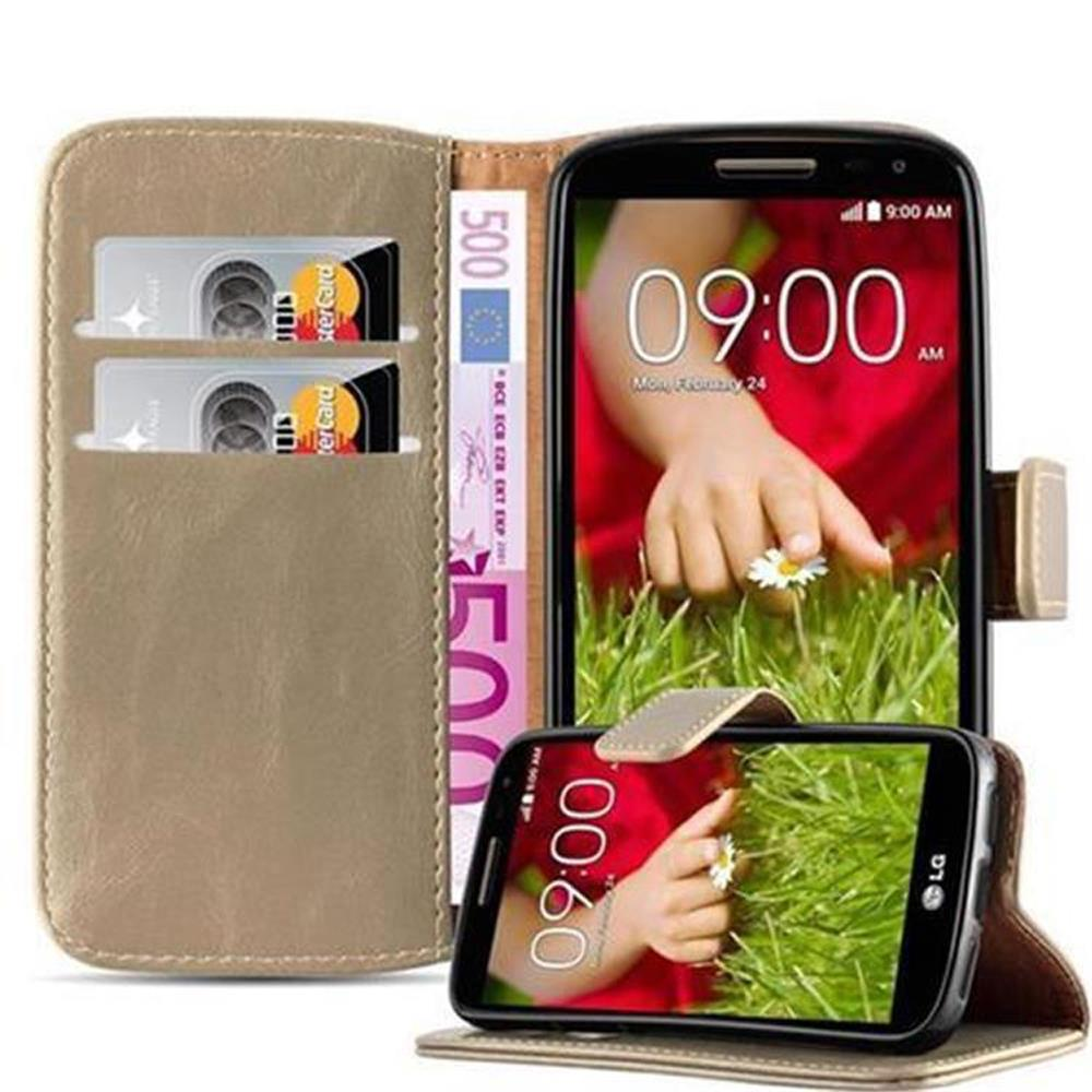 Teléfono dentro de una funda marrón, junto a un billete de 500 euros y dos tarjetas de crédito. Fondo blanco.