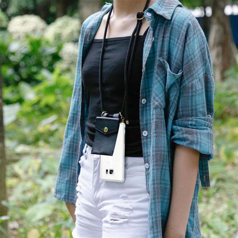 Una donna con una camicia a quadri e un top nero, con una custodia per telefono appesa al collo.