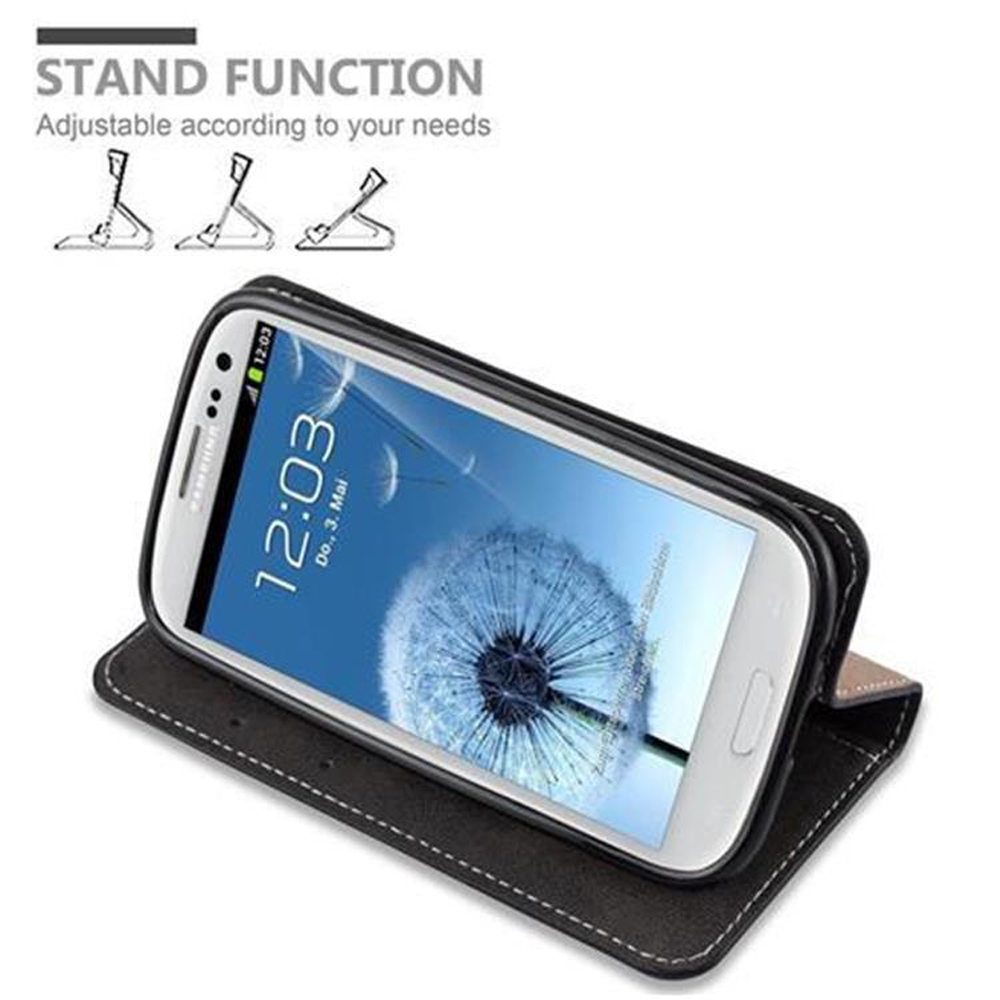 Telefono bianco in una custodia a portafoglio nera. Lo schermo mostra l'ora. La custodia può fungere da supporto.