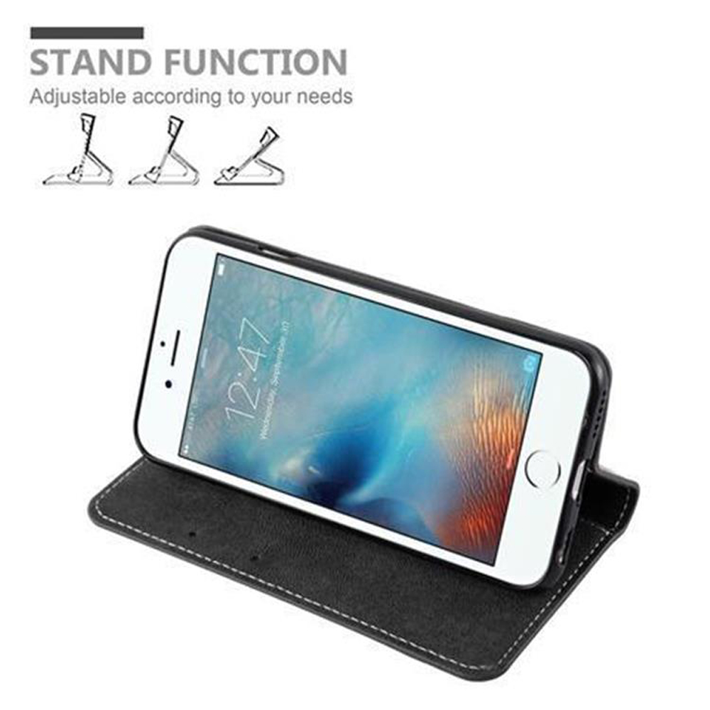 Teléfono en una funda con soporte. Pantalla muestra hora y fecha. Función soporte.