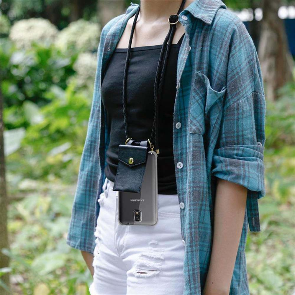 Una persona che indossa una custodia nera per telefono con cinturino, una camicia nera e una camicia a quadri blu.