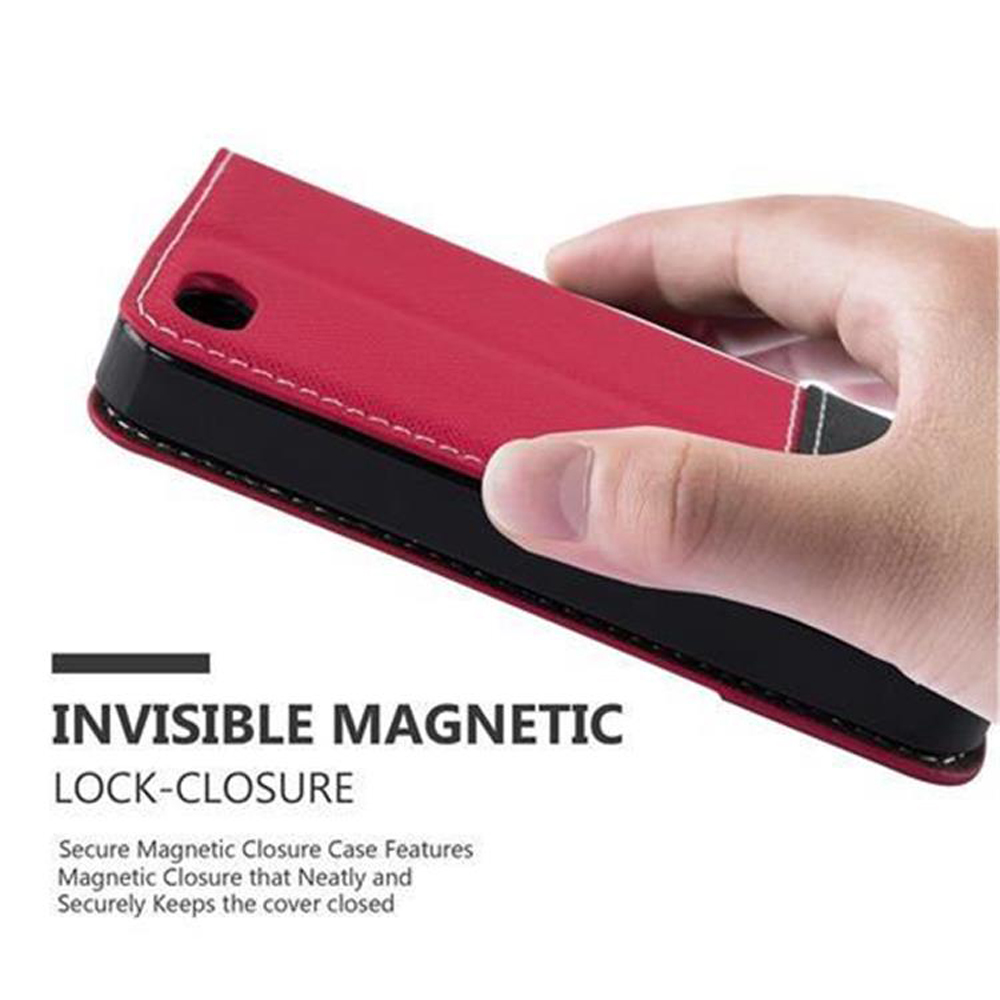 Custodia rossa per telefono tenuta in mano. Chiusa con chiusura magnetica. Sfondo nero.