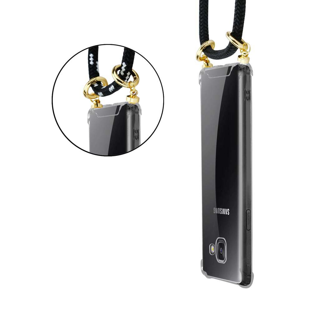 Una funda para teléfono está colgada. El teléfono está dentro. Anillo dorado en la funda y cuerda negra.