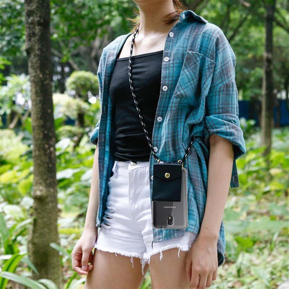 Donna con camicia a quadri blu e pantaloncini bianchi, con custodia per telefono con cinturino.