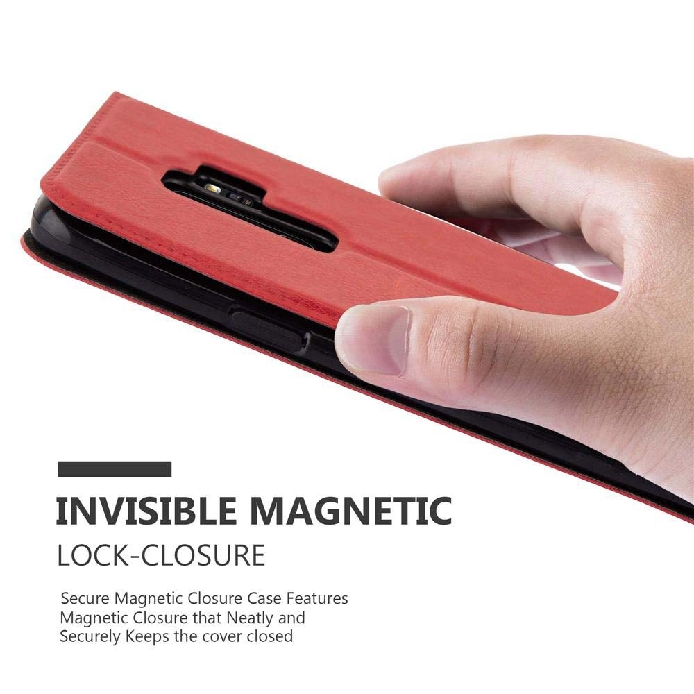 Mano che tiene una custodia rossa, chiusura magnetica invisibile.