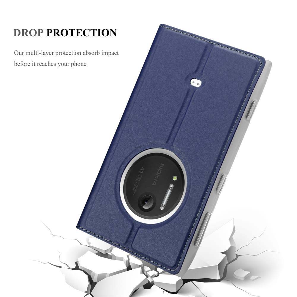 Telefono blu in una custodia blu. La custodia è su una superficie, con pezzi rotti intorno.