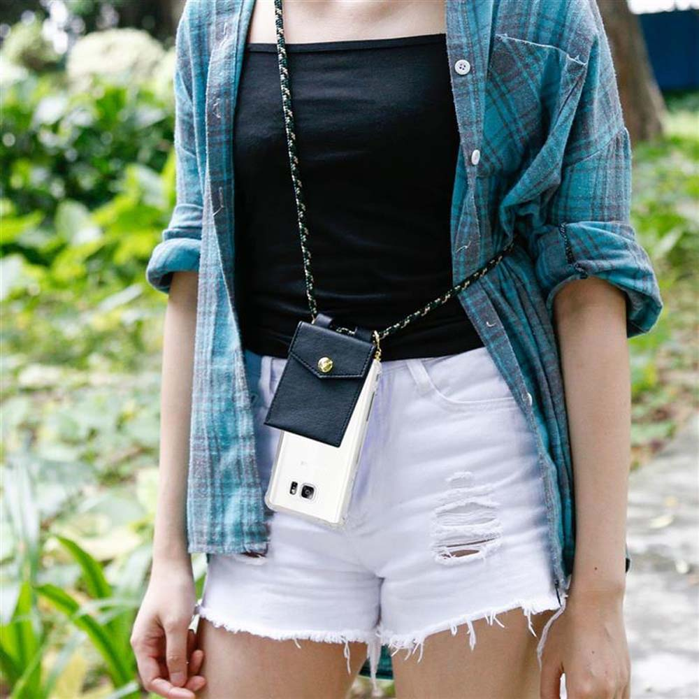 Una persona che indossa una custodia per telefono al collo, con una pochette nera, pantaloncini bianchi, camicia.