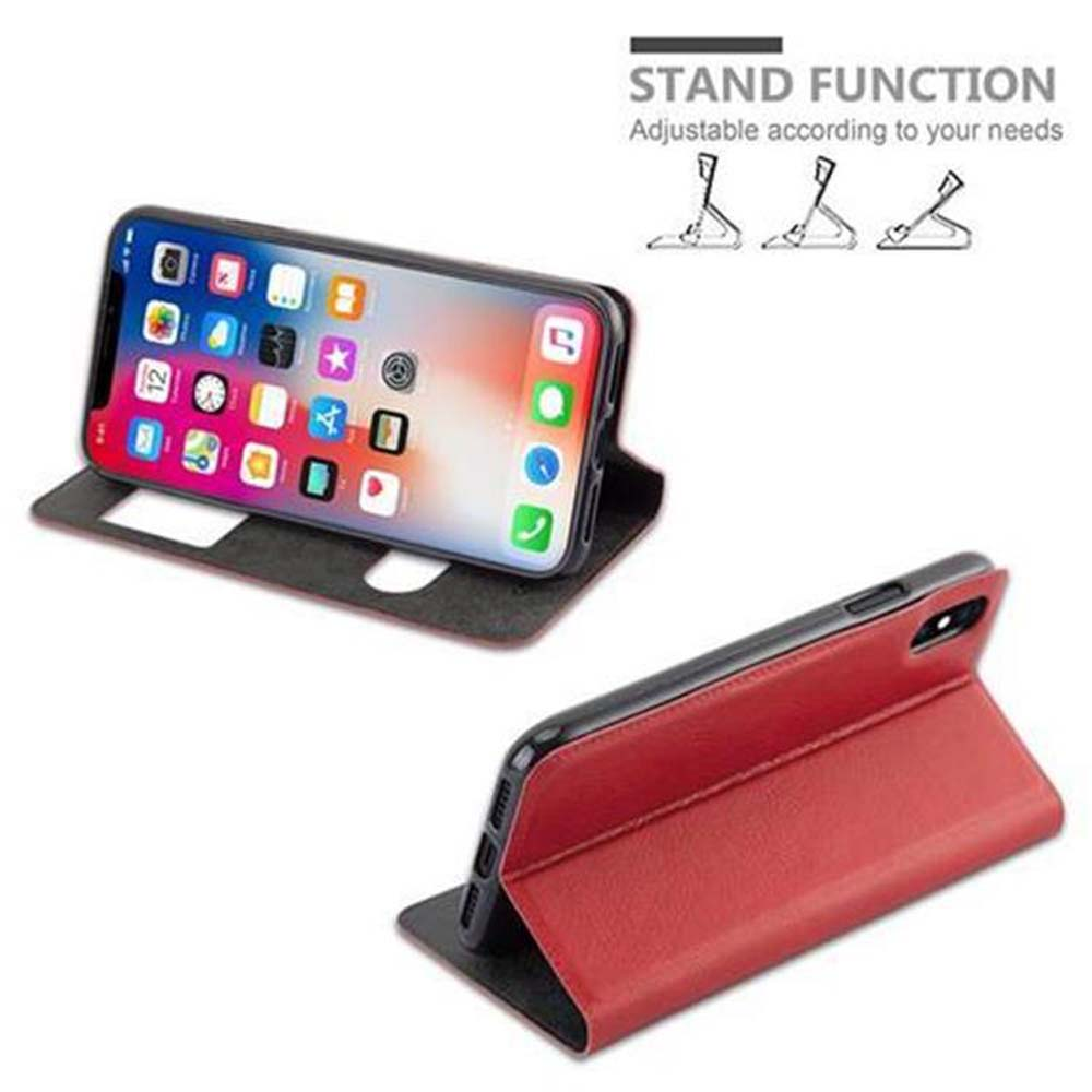 Due telefoni in custodie rosse, uno puntellato in modalità stand. Varie icone delle app del telefono visibili.