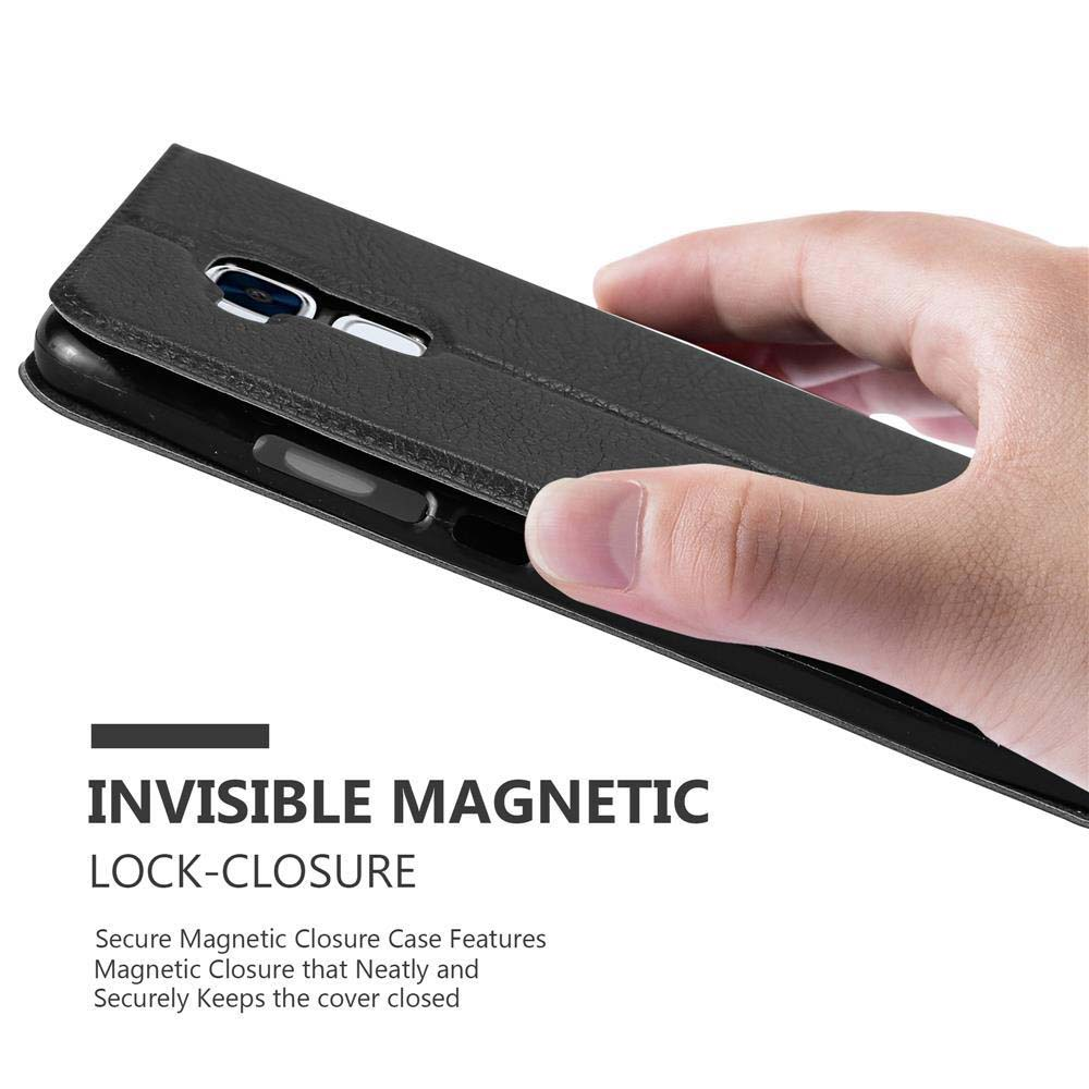 Una mano tiene una custodia nera per telefono. La custodia è chiusa. Testo: chiusura magnetica invisibile.
