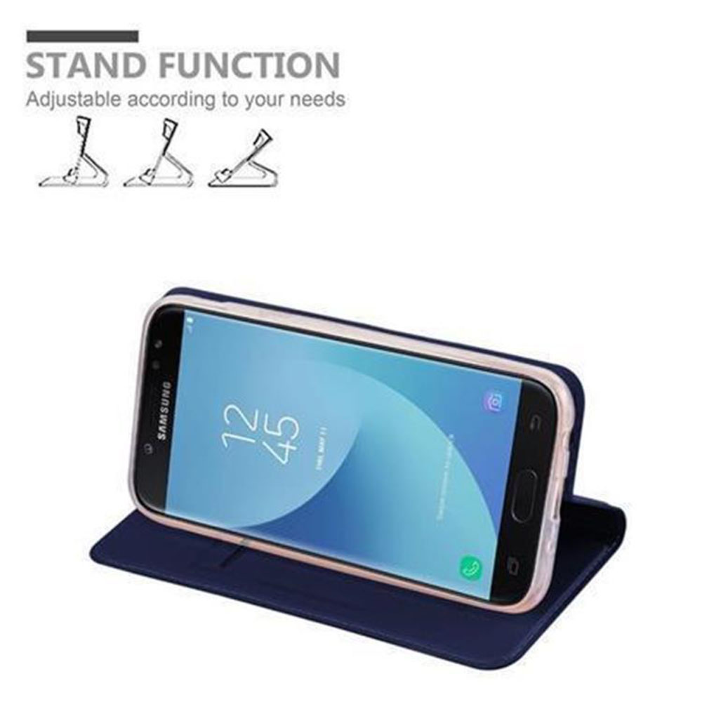 Ein Telefon liegt auf einer blauen Hülle. Der Bildschirm zeigt die Uhrzeit und einen blauen Hintergrund.