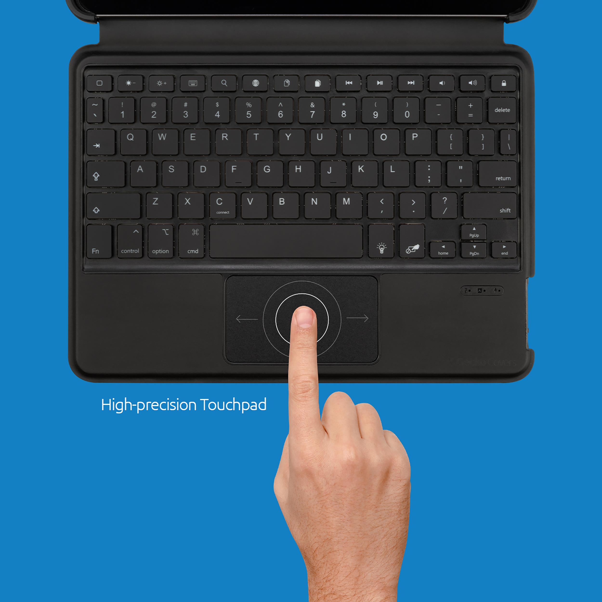 Schwarze Tastatur mit Hand auf dem Touchpad, blauer Hintergrund.