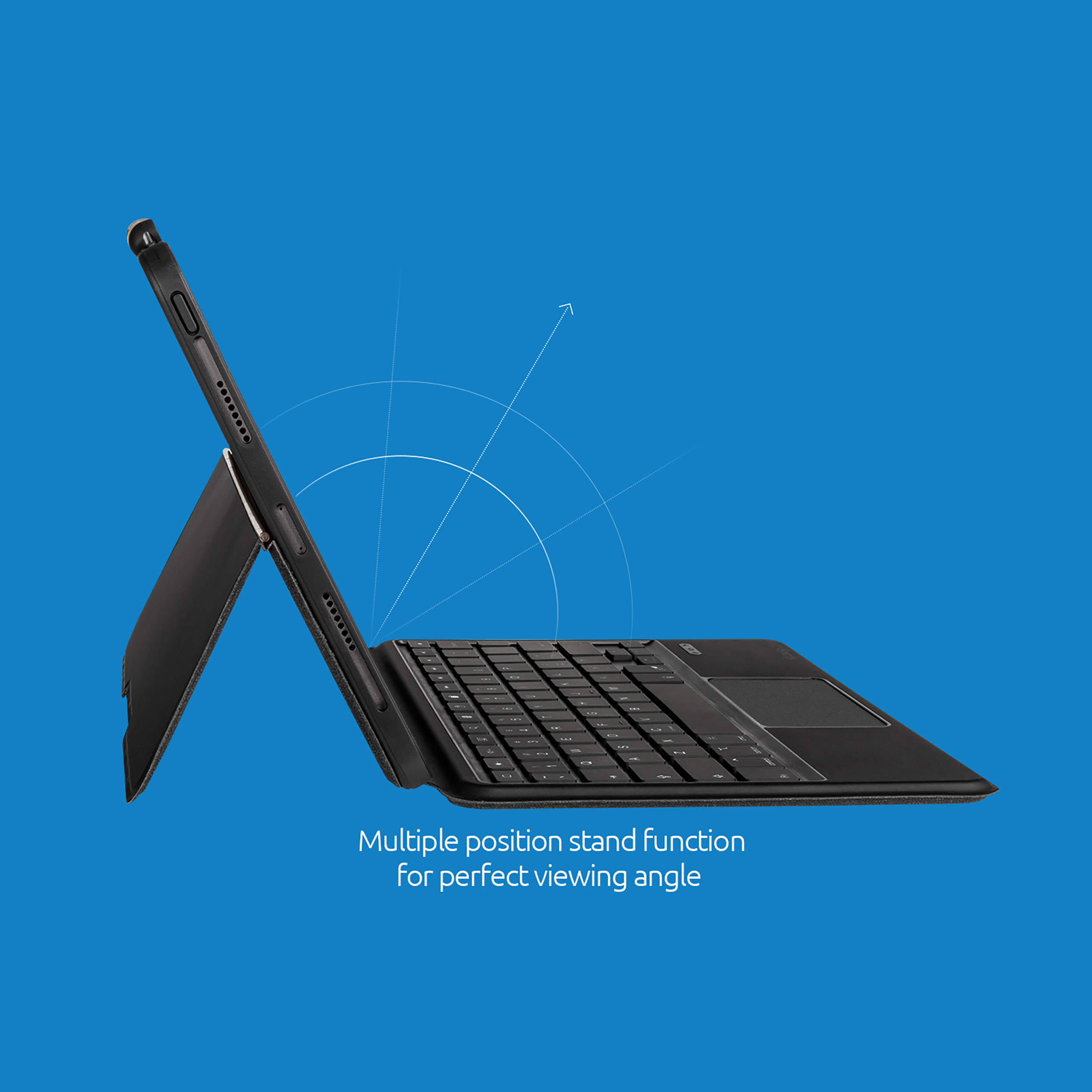 Schwarzes Tablet mit Tastaturhülle. Das Tablet liegt auf blauer Oberfläche, mit Pfeil zum Betrachtungswinkel.