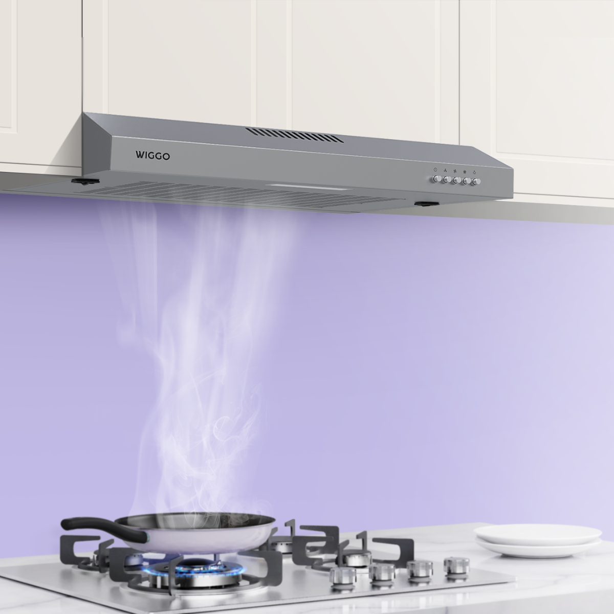 Een keuken met een grijze Wiggo afzuigkap. Stoom stijgt op uit een pan op het fornuis.