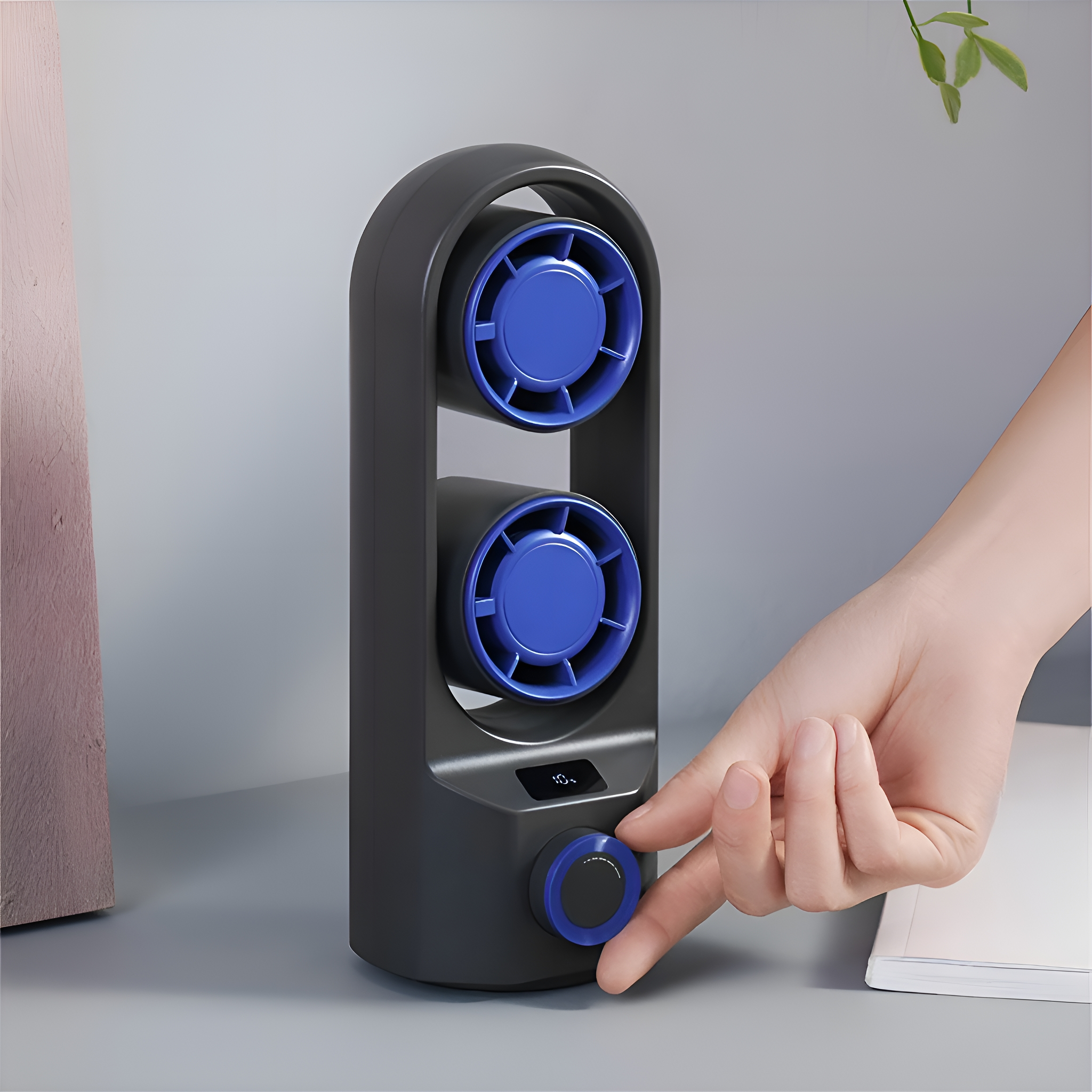 Schwarz-blauer Ventilator mit zwei blauen kreisförmigen Ventilatoren. Eine Hand dreht einen Knopf unten.