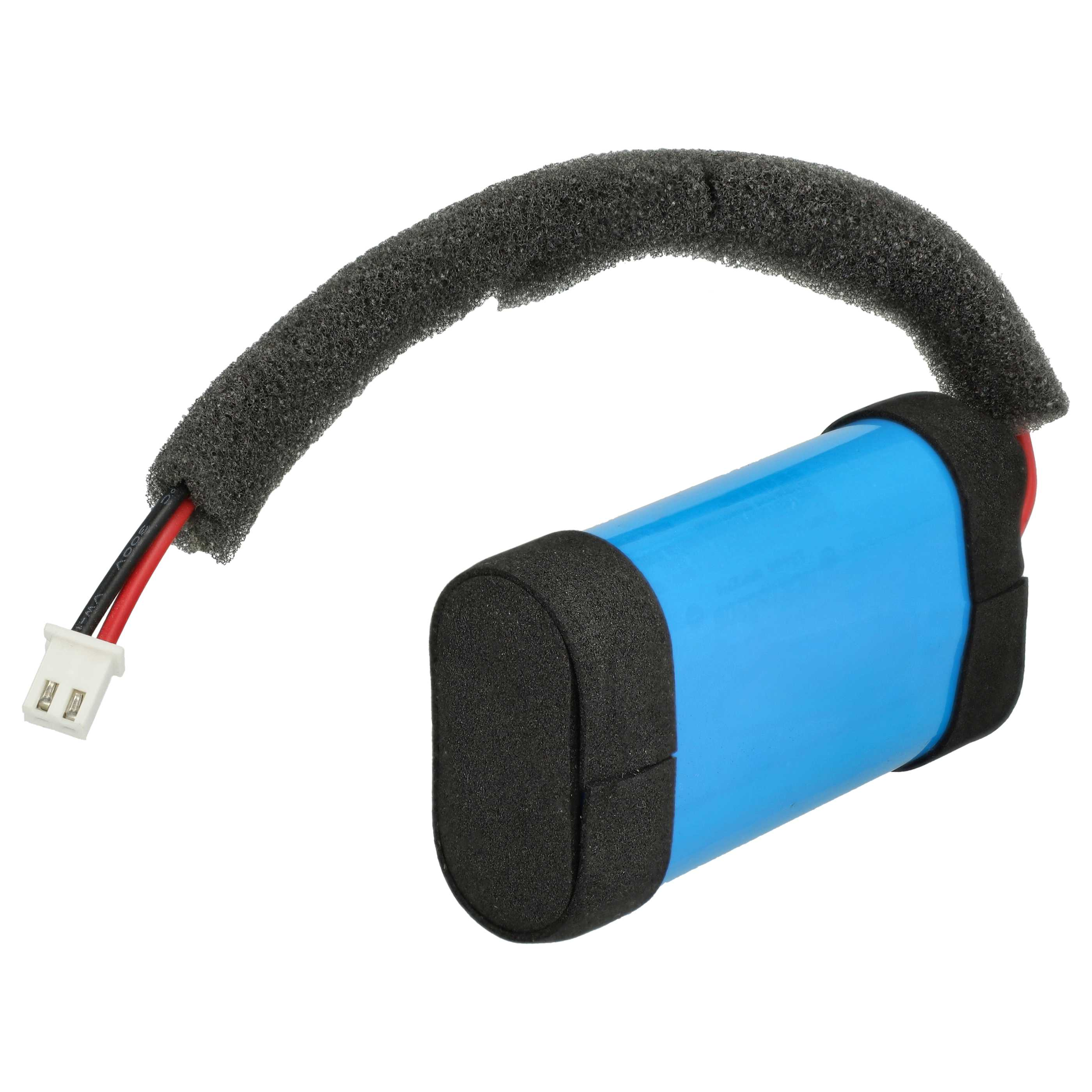 Blaue Batterie mit schwarzem Schaumstoff, schwarzen und roten Drähten und einem weißen Stecker. Gewölbte Form mit Schutzschaum.