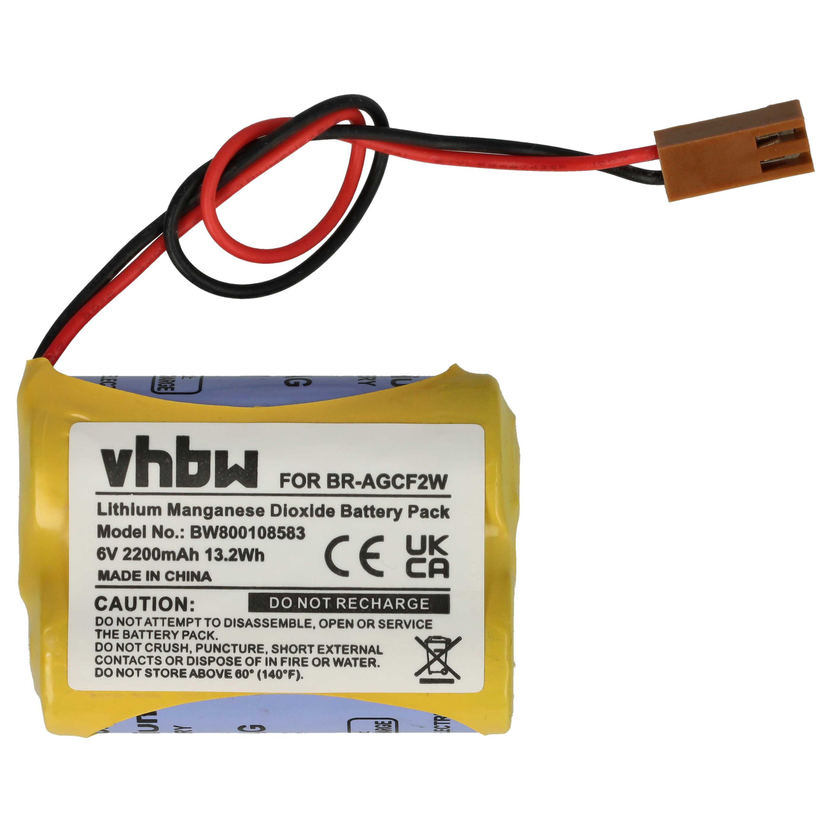 Gelbes rechteckiges Akku-Pack mit schwarzen und roten Drähten und braunem Stecker. Weißer Hintergrund.