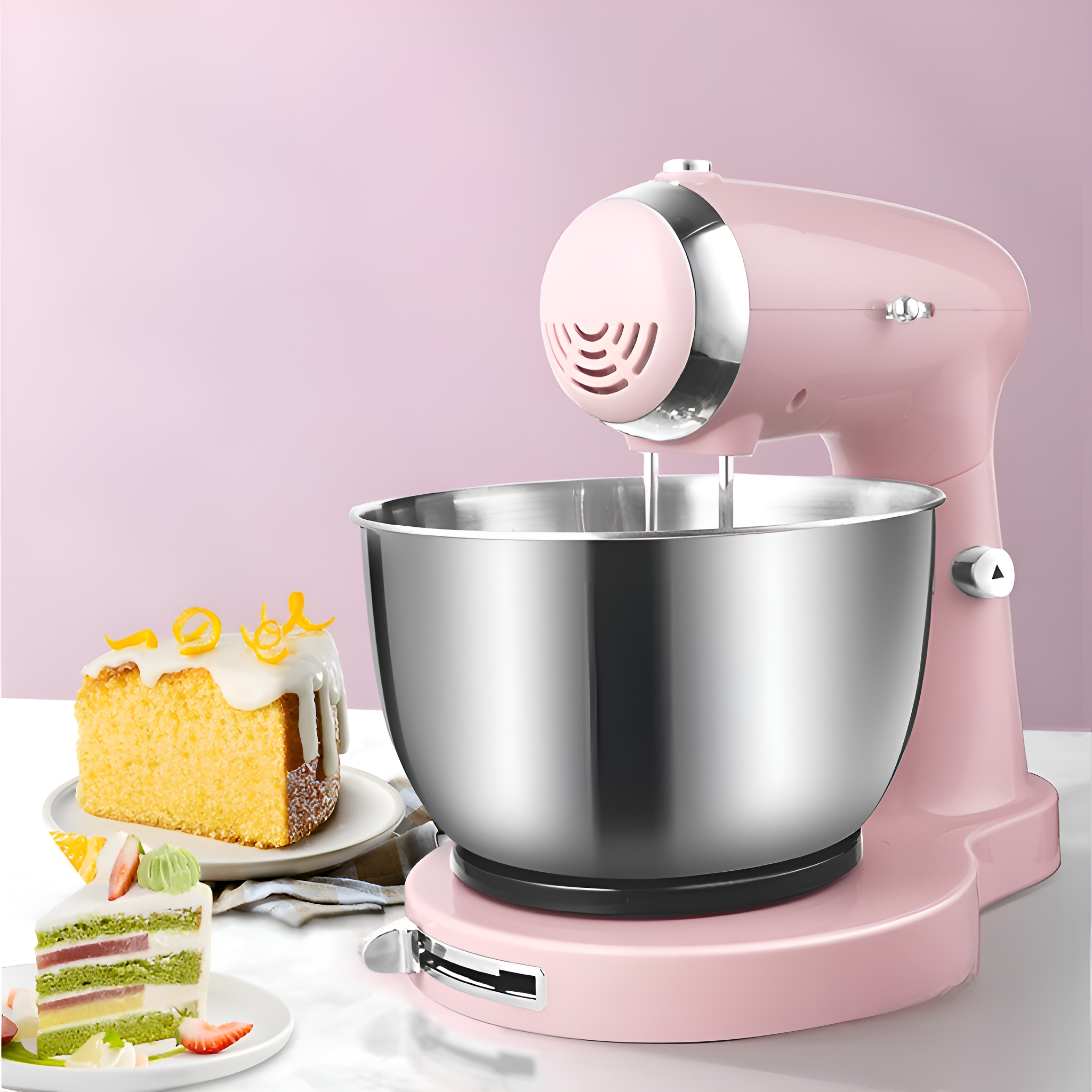 Rosa Küchenmaschine mit Schüssel, Kuchen und Scheiben auf Tellern. Hintergrund rosa.