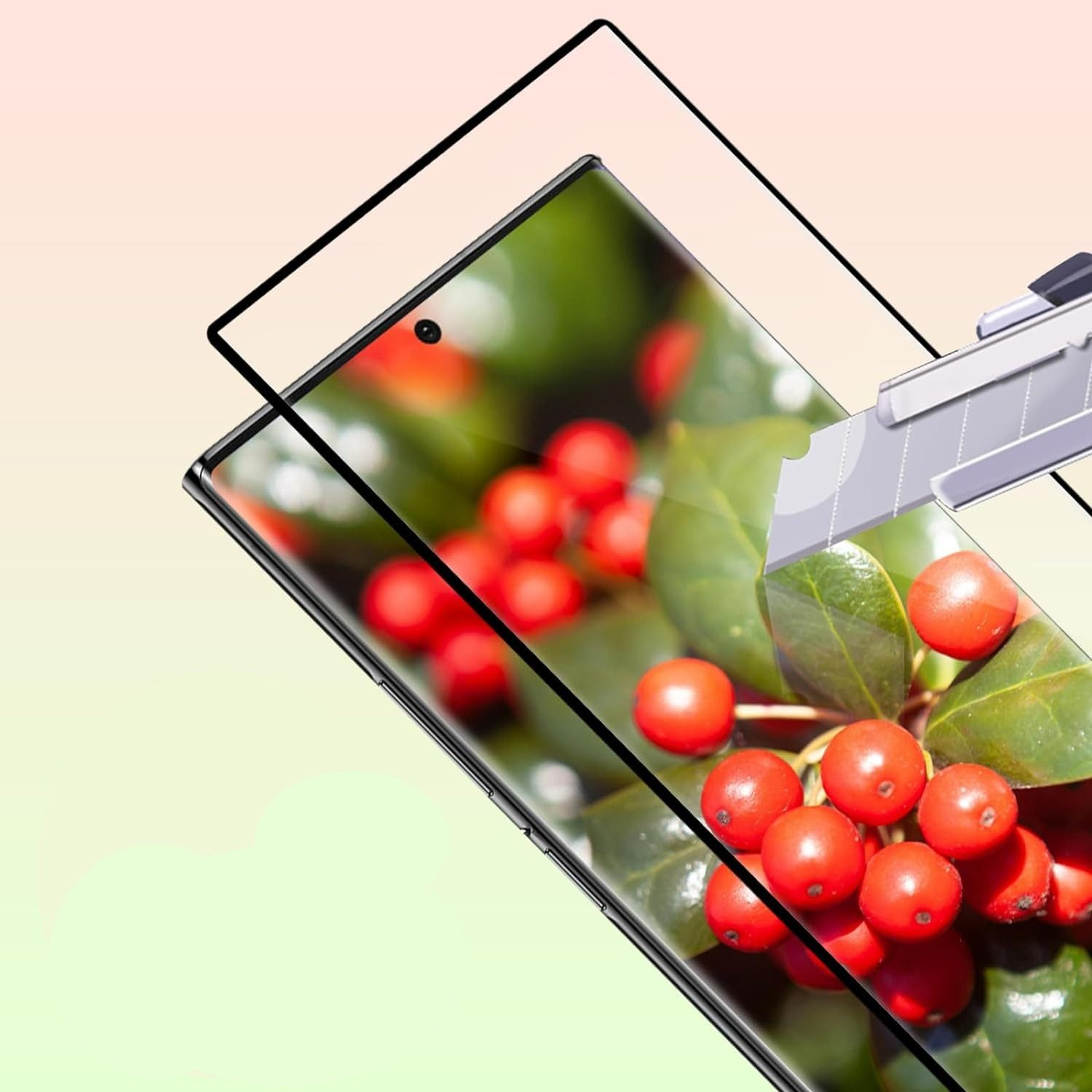 Telefon mit Displayschutzfolie, die geschnitten wird. Beeren sind auf dem Bildschirm. Messer schneidet den Schutz.