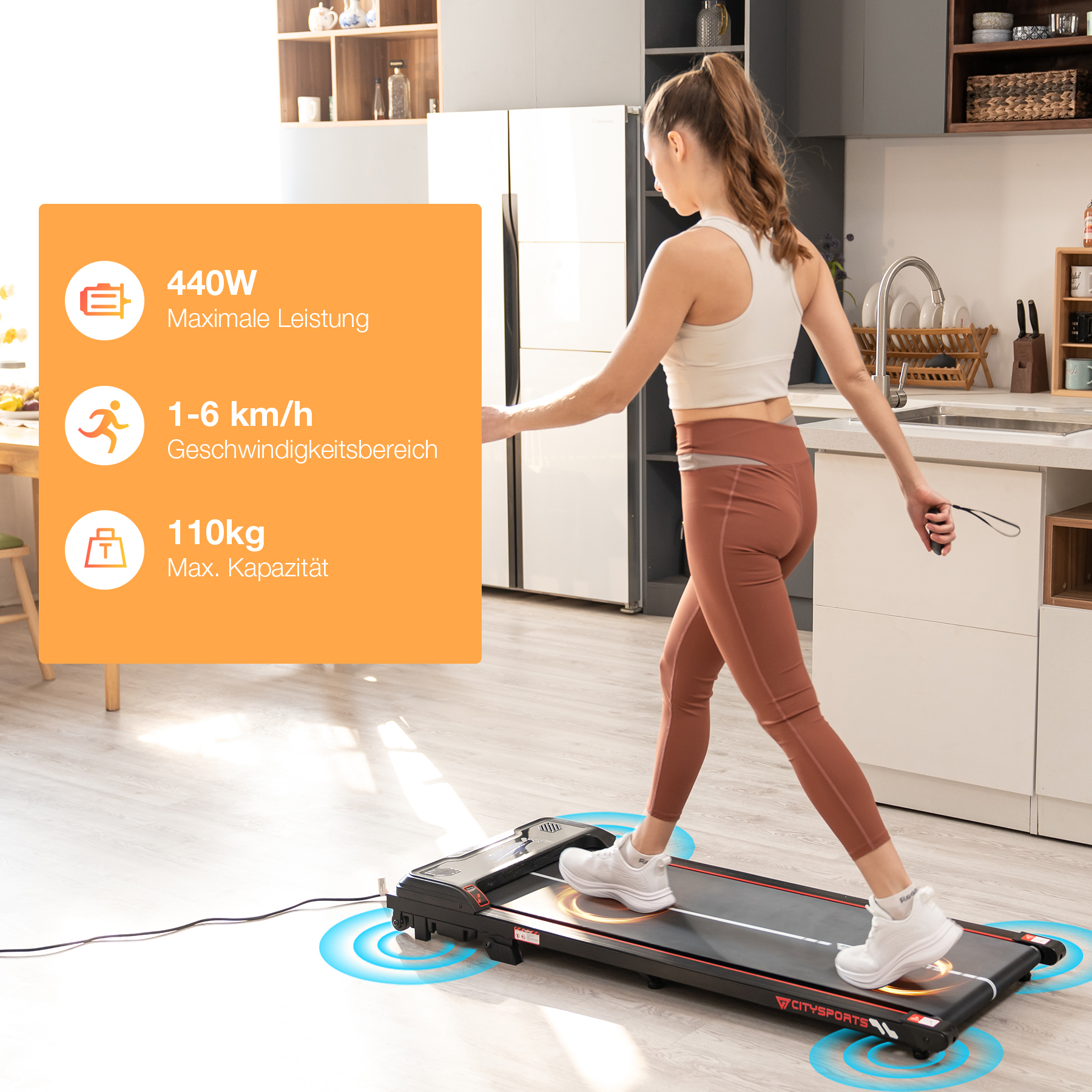 Eine Frau geht zu Hause auf einem Laufband. Text zeigt die technischen Daten des Laufbands.