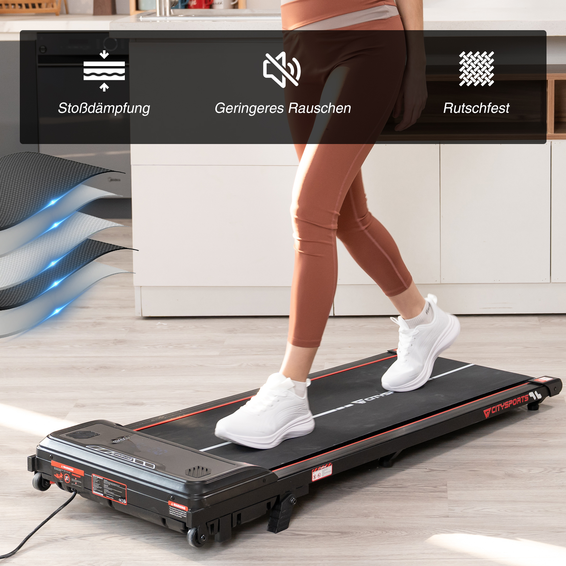 Frau auf einem Laufband, trägt weiße Schuhe und Activewear. Das Laufband ist schwarz.