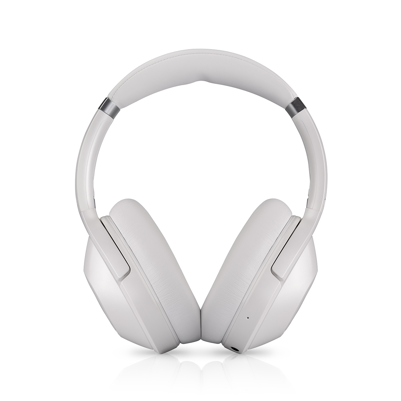 Biała para słuchawek. Spoczywają na białej powierzchni. Tło jest białe.