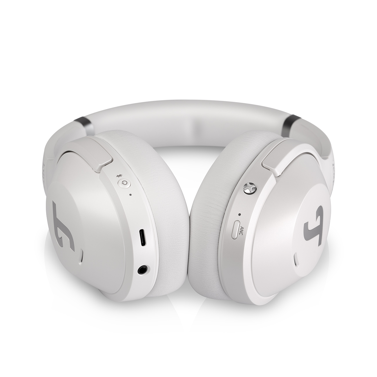 Białe słuchawki, widok z przodu, z elementami sterującymi i portem ładowania.